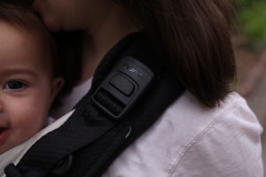 Nuna CUDL baby carrier magnetic buckle